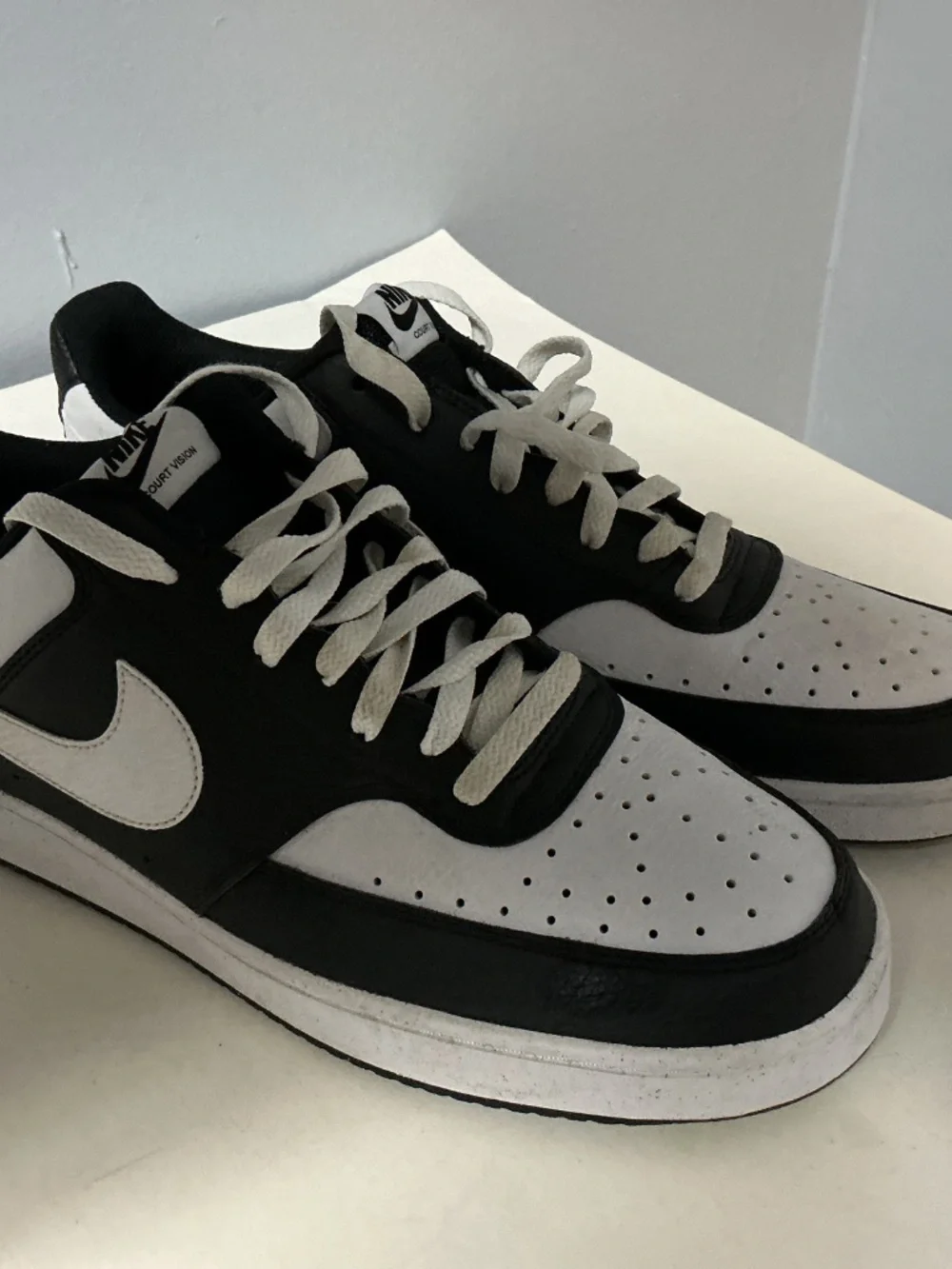 Nike listing pair